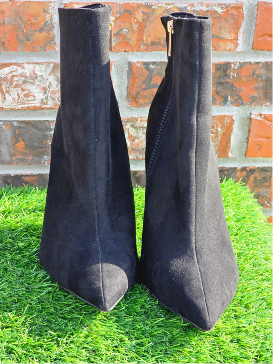 Unbranded Shoes - Women's Unbranded Black Heeled Boots Size 15 with Gold Zippers